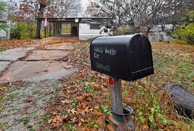 Photo - 1305 Ridge Cir