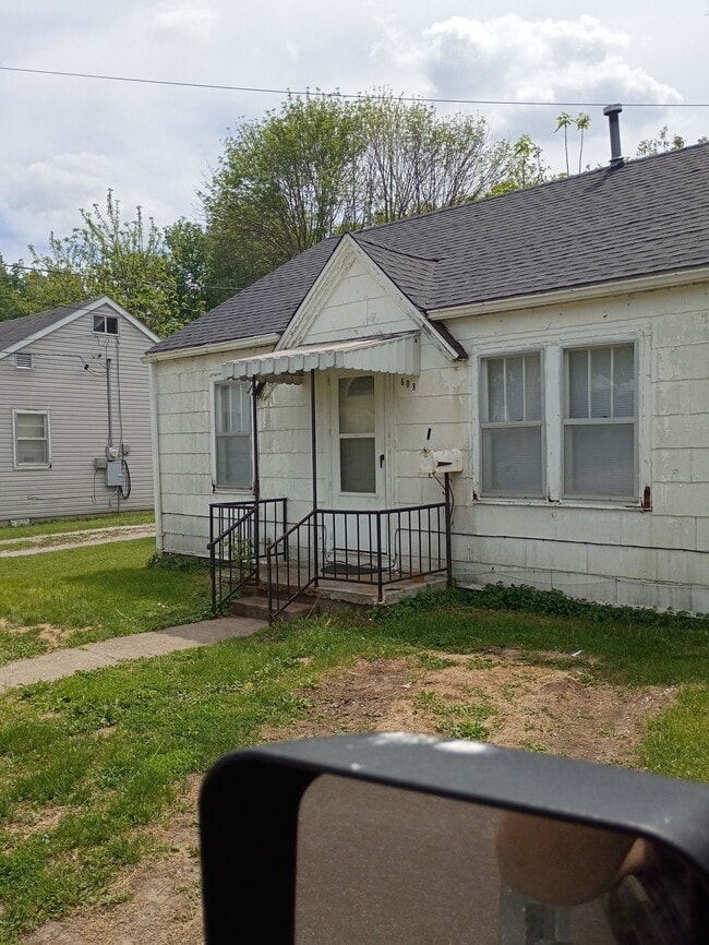 Photo - 608 Macfarlane St