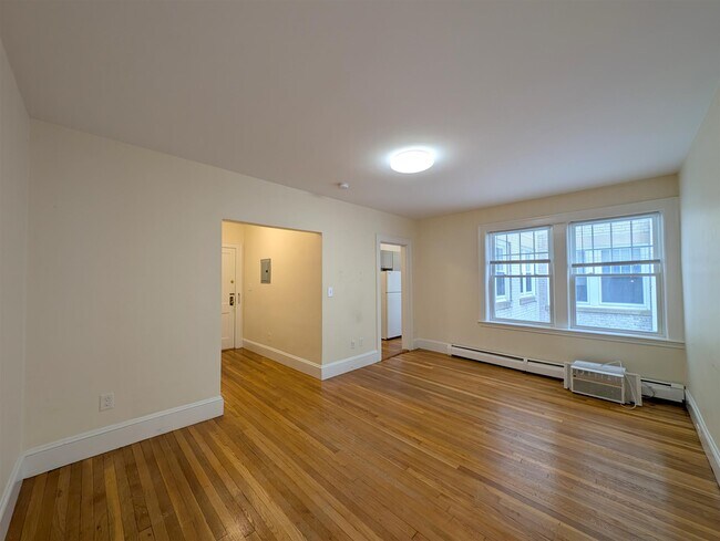 Building Photo - 32 College Ave Unit 4