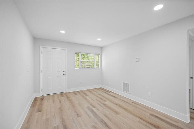 Photo - 1060 Oak St SW