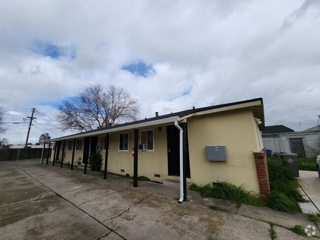 Building Photo - 5626 53rd St Unit #4 Rental