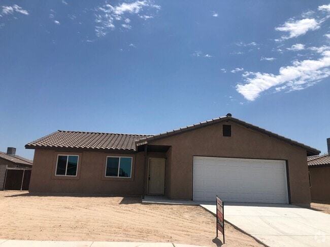Building Photo - 4 bedroom home in Trail Estates!