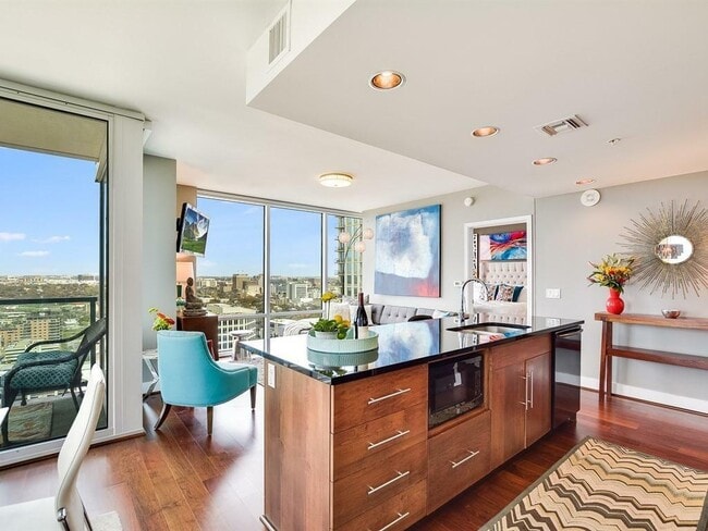 Building Photo - 300 Bowie St Unit 2905