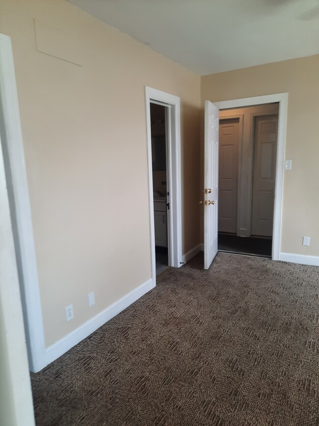 Building Photo - 226 E 5th Ave Unit 226 E 5th Apt #1