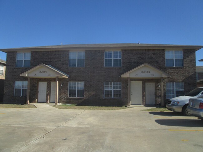 Building Photo - 3204 Hereford Ln Unit B