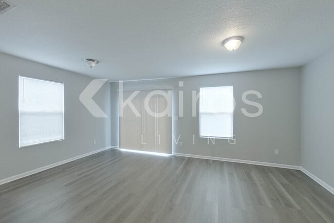 Photo - 1349 Mull St