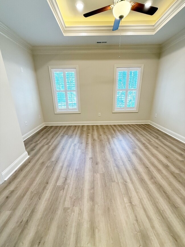 Photo - 128 Hallandale Ln