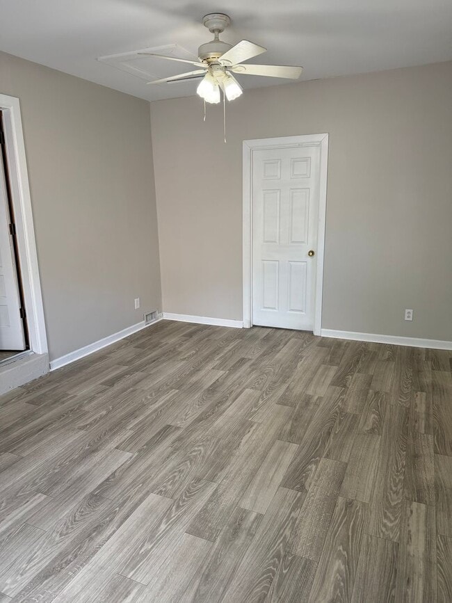 Photo - Charming 3-bedroom,1-bath home w/Detached garage for rent in Springfield, Tennessee.