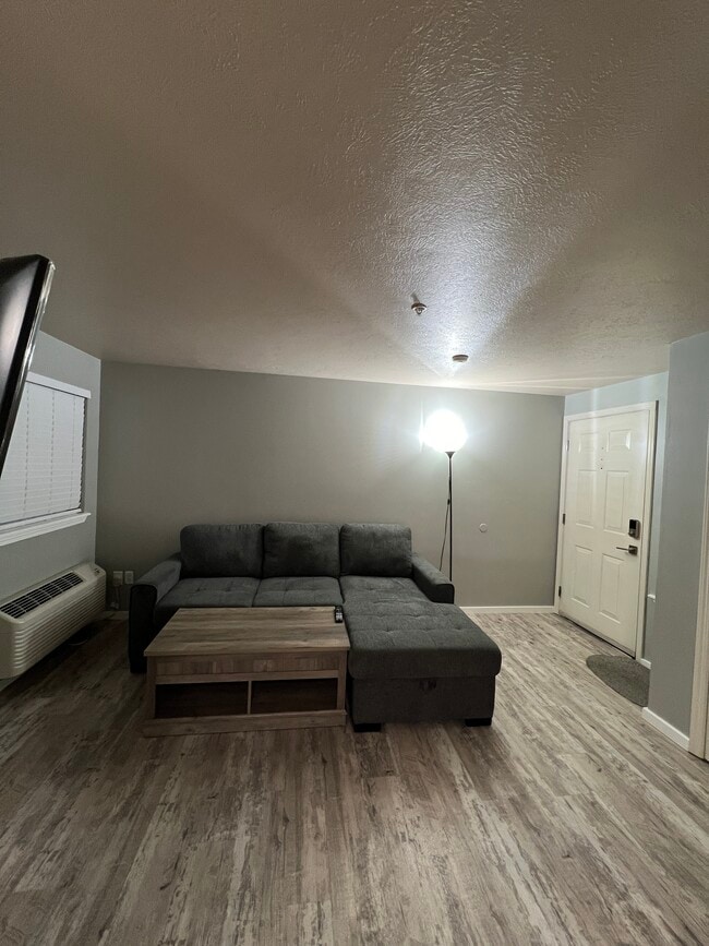 Building Photo - 639 N Riverpoint Blvd Unit Riverfront Condominium