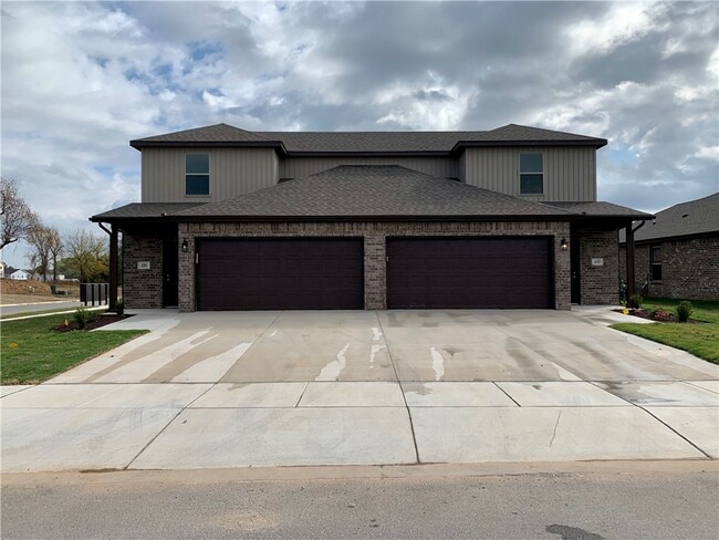 Building Photo - 402 Red Robin St