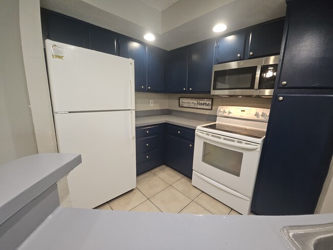 Photo - 4658 Commander Dr Unidad 826