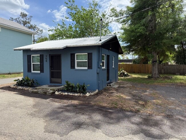 Building Photo - Cozy bungalow with in-unit washer and dryer near colleges