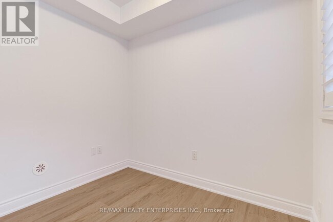 Photo - 290 Royalton Common