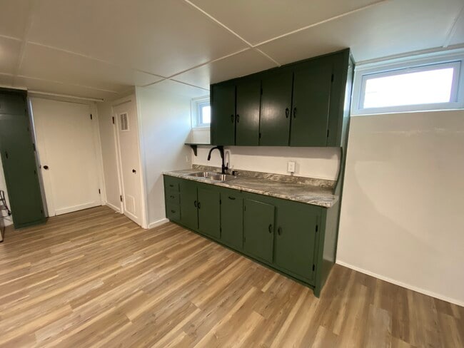 Building Photo - 1527 W 11th Ave Unit Basement B