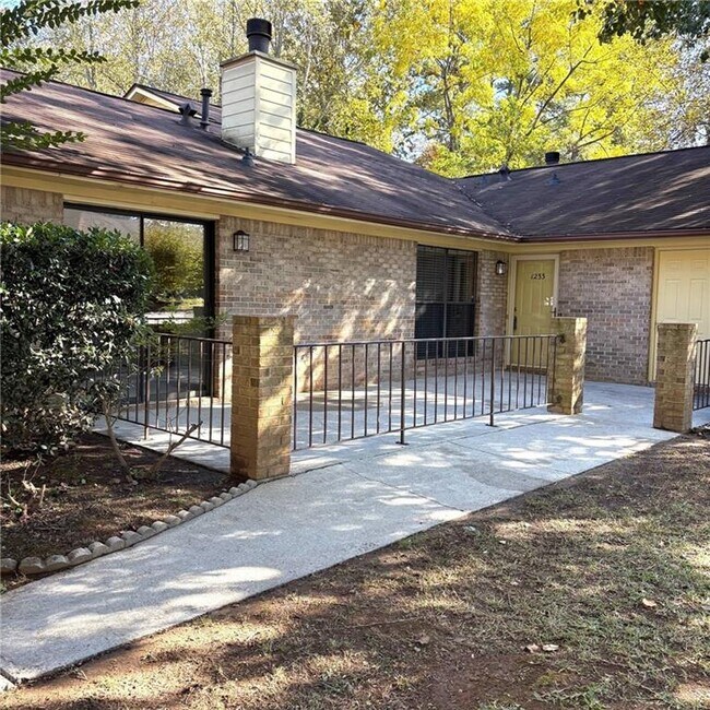 Photo - 1233 Shannon Way SW