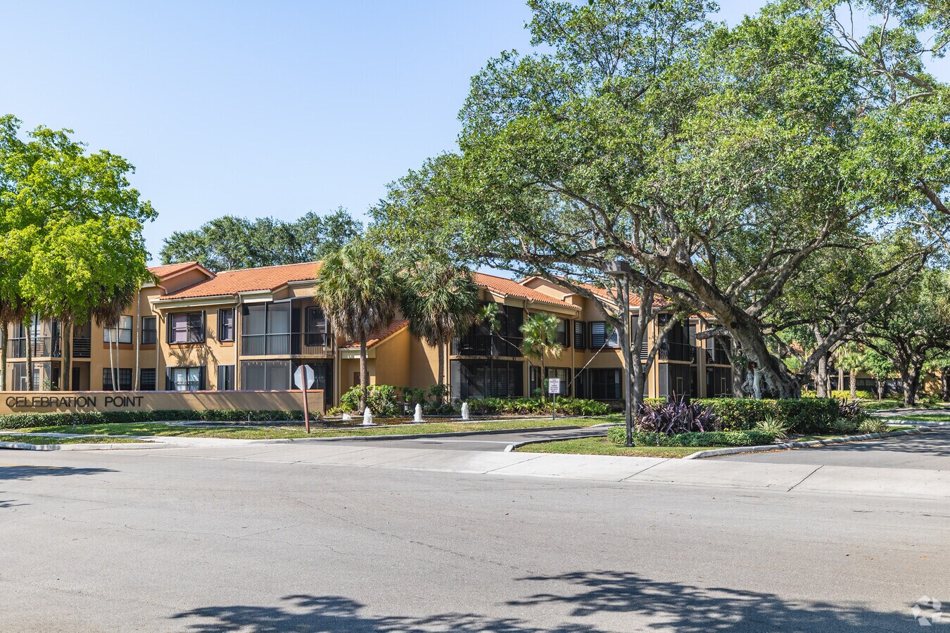 15405-15579 Miami Lakeway N - Entrance - Celebration Point Condominiums