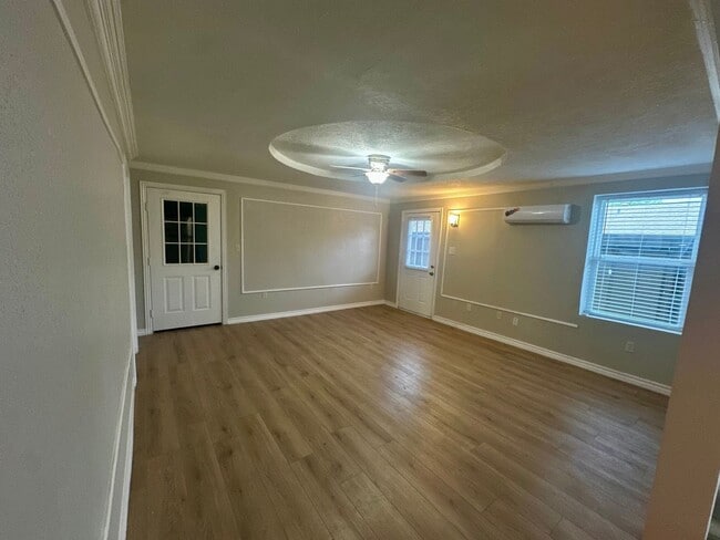 Photo - 3437 Stanley Ave