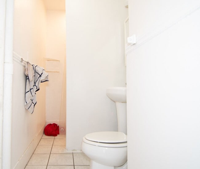 Photo - Great BU two bedroom, high ceilings, great living room Unidad #30