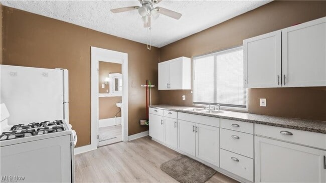 Building Photo - 636 Fern St