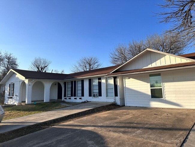 Building Photo - For Rent: Beautiful Single-Family Home in Seguin