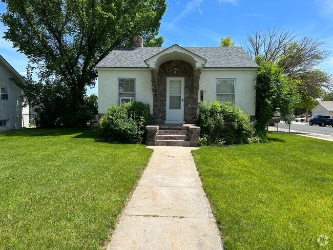 Building Photo - Pet Friendly, 2 Car detached garage, large... Rental