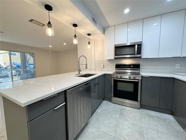 Photo - 441 SE 10th St Unit 102