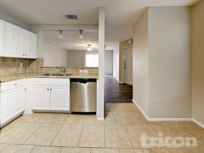 Photo - 7606 Chatsworth