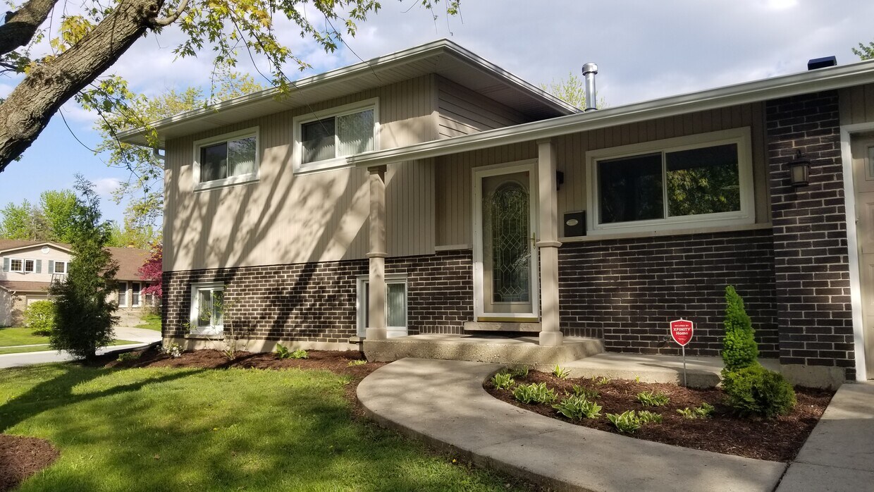 Photo - 325 Bramble Ln (Schaumburg, IL)