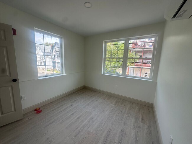 Photo - Beautifully Renovated 1 Bedroom Apartment Unidad 201