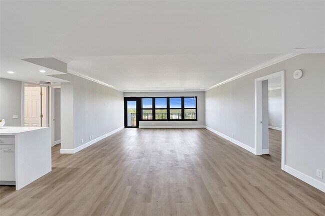 Photo - 3200 Port Royale Dr N Unit 905