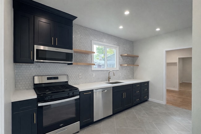 Photo - 582 N Oakland Ave Unit 582 N Oakland Ave