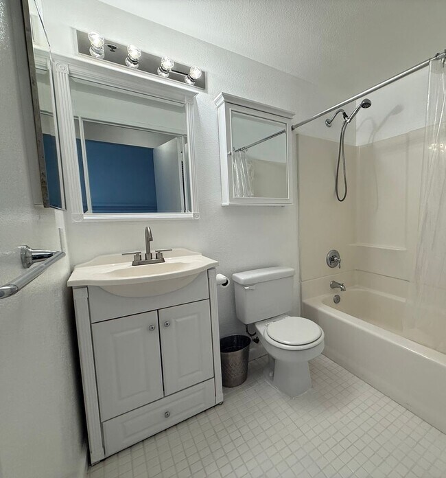 Photo - One Bedroom Condo in Montrose/Glendale