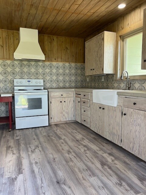 Remodeled kitchen. New venthood, tiled backsplash, freshly painted cabinets - 4906 Round Mt - Sandy Rd