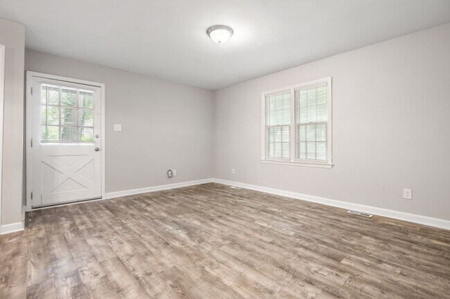 Photo - End unit Townhouse with large backyard: Av...