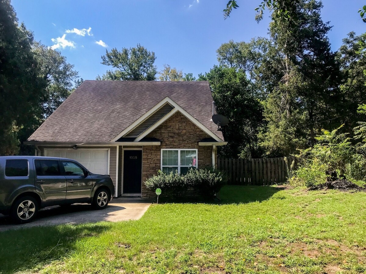 Coming soon! Pet Friendly Home in Walking Distance to Dog Park! - Coming soon! Pet Friendly Home in Walking Distance to Dog Park!