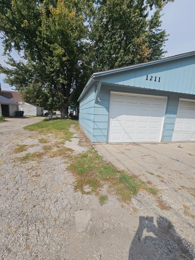 Photo - 1209/1211 W 15th St. NO MAINTENANCE WITHOUT APPROVAL call 563-505-0219 Unit 1211 W 15th St