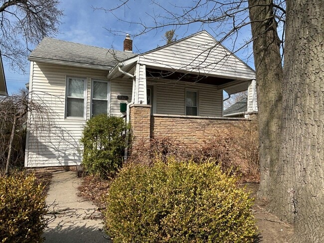 Building Photo - 215 E Woodland St