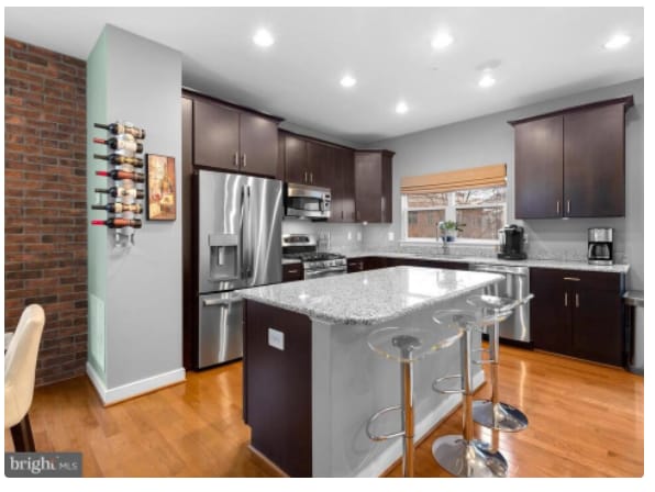 Building Photo - 5815 Lustine St