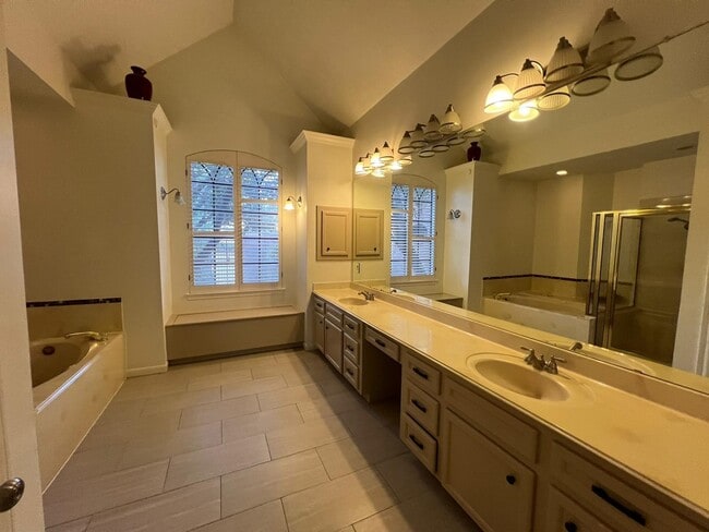 Photo - 6990 Oakwood Park