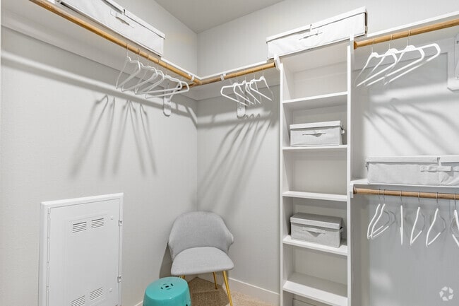 1BR, 1BA - 799 SF