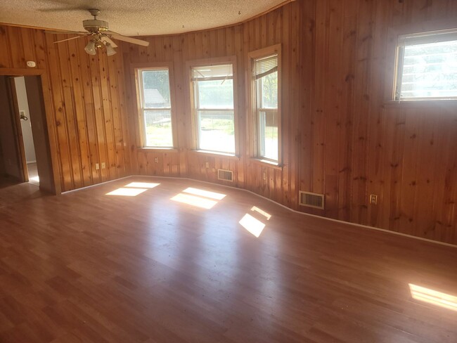 3 bedroom, 1 bathroom Townhouse--Ready for... - 3 bedroom, 1 bathroom Townhouse--Ready for...