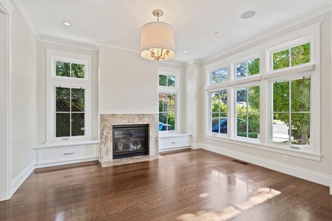Photo - 240 University Dr