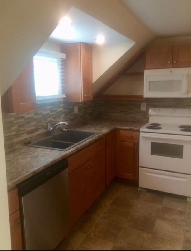 Building Photo - 158 Main St Unit Apt. C