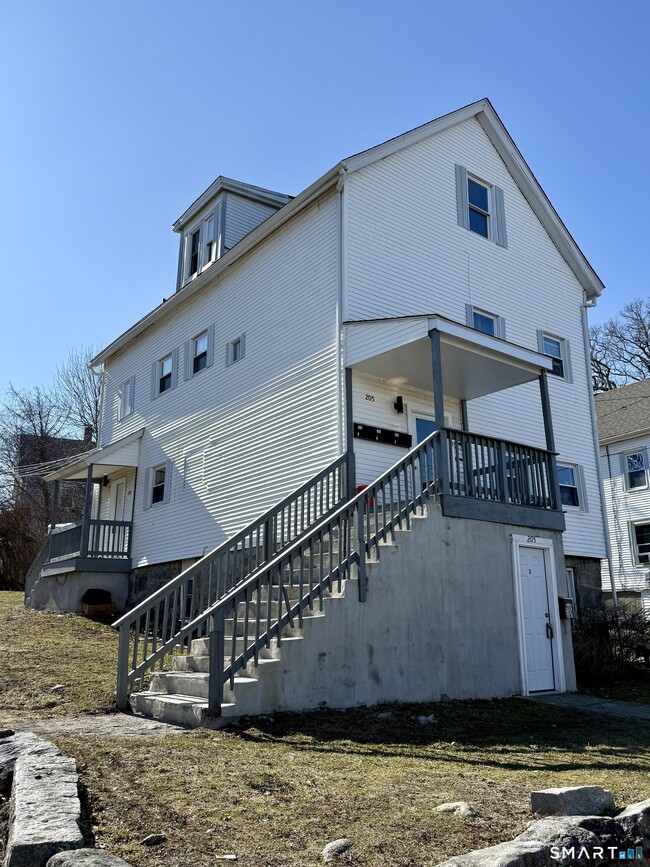 Building Photo - 205 Shaw St Unit B