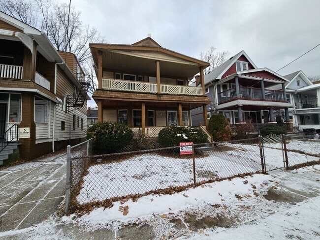 Building Photo - 440 E 115th St