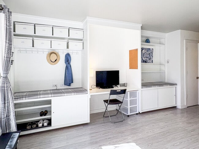 Escritorio empotrado y almacenamiento - 1329 Pitkin Ave Unidad #2