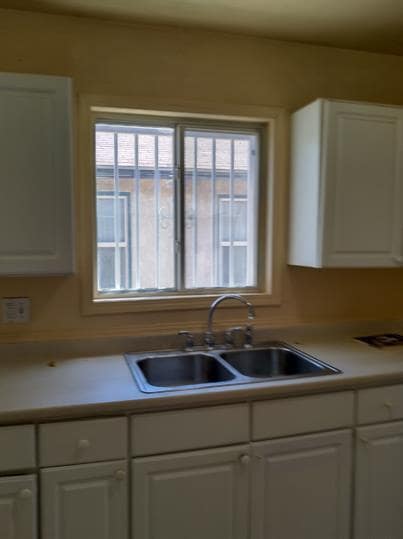 Photo - Comfortable 3-Bedroom Rental with Stylish Laminate Flooring