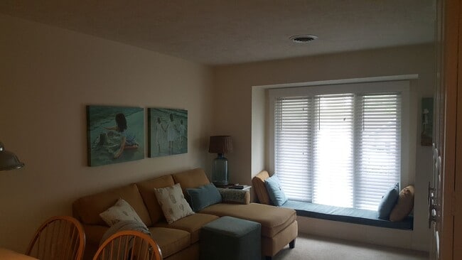 Building Photo - Beautifully furnished 1 br 2nd floor condo