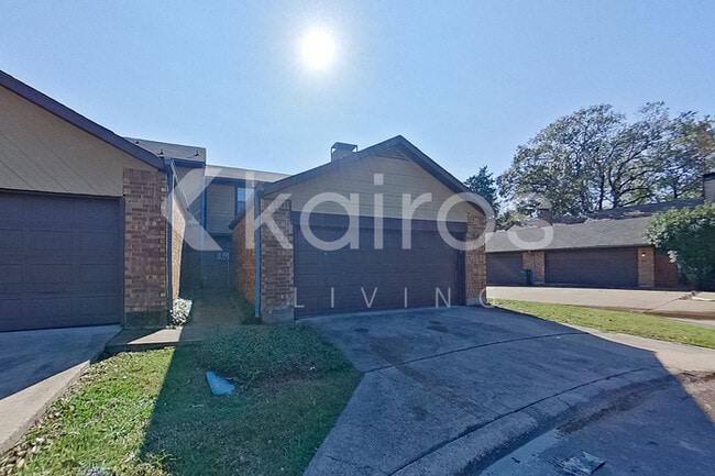 Building Photo - 832 Courtenay Pl