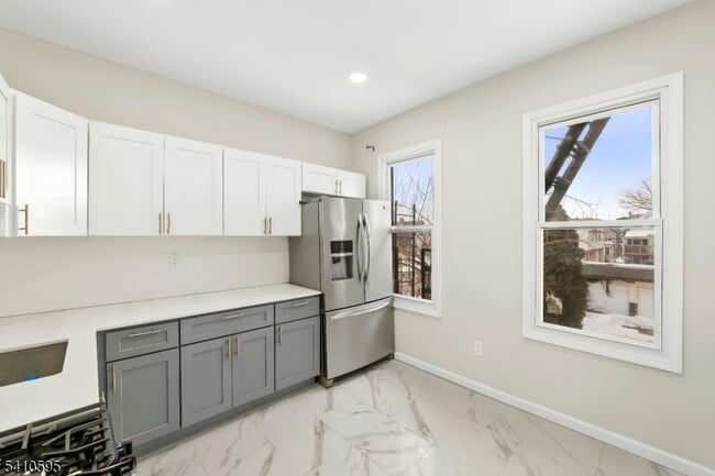 Photo - 335 Boulevard